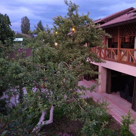 Guest House Albatros Cholponata Buitenkant foto