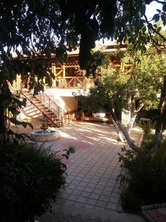 Guest House Albatros Cholponata Buitenkant foto