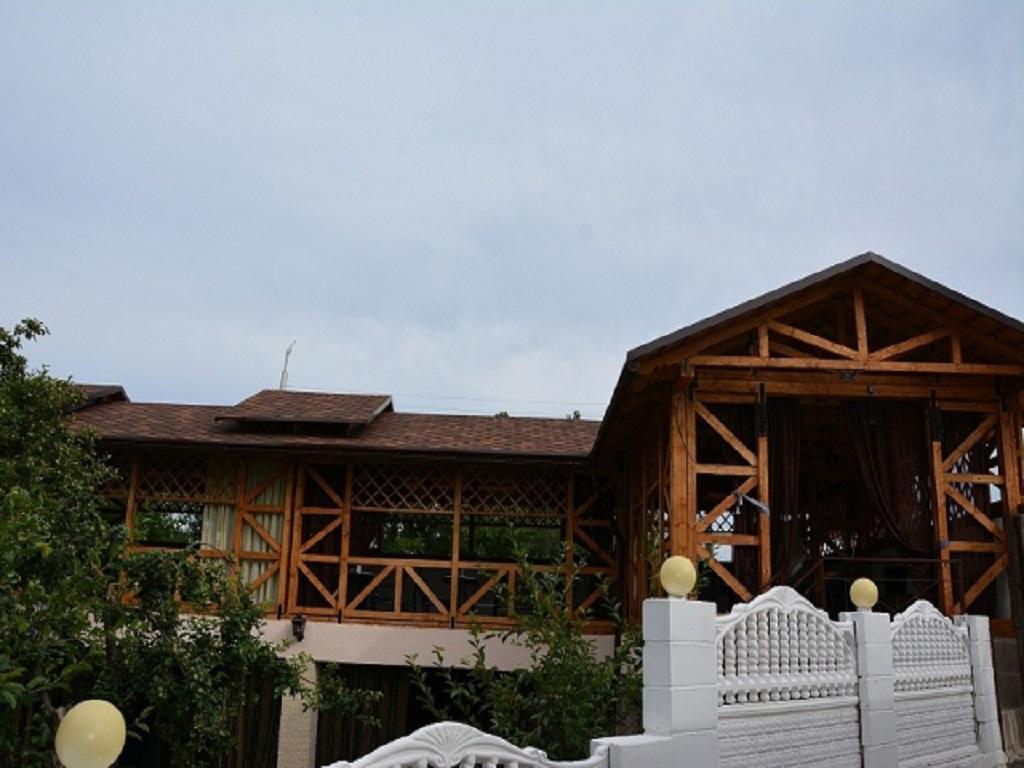 Guest House Albatros Cholponata Buitenkant foto
