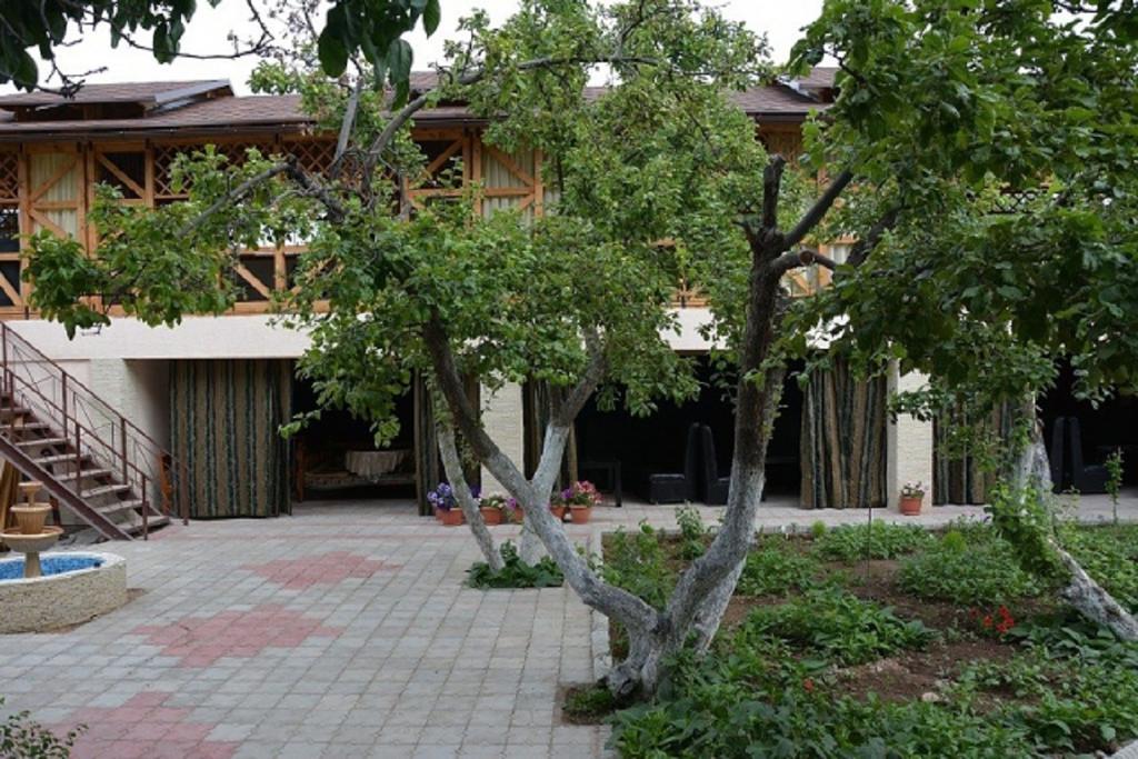 Guest House Albatros Cholponata Buitenkant foto