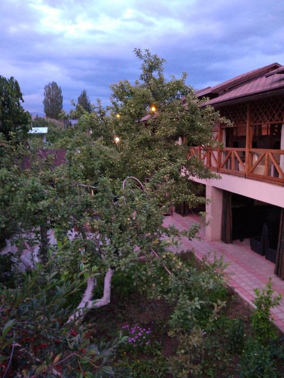 Guest House Albatros Cholponata Buitenkant foto